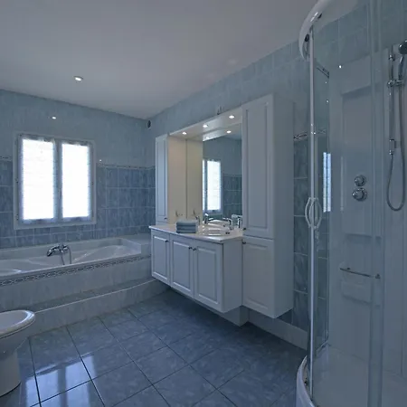 Vila Beautiful In With Seasonal Pool *